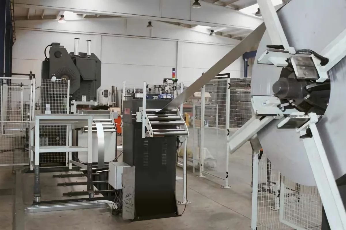 Lavorazione acciaio per creare palo azienda comavit pali per vigneti e frutteti - Comavit